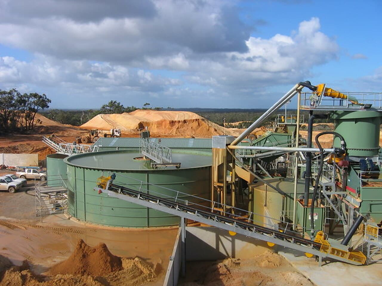 Sand processing plant with thickener tank, conveyors and cyclone under a clear sky